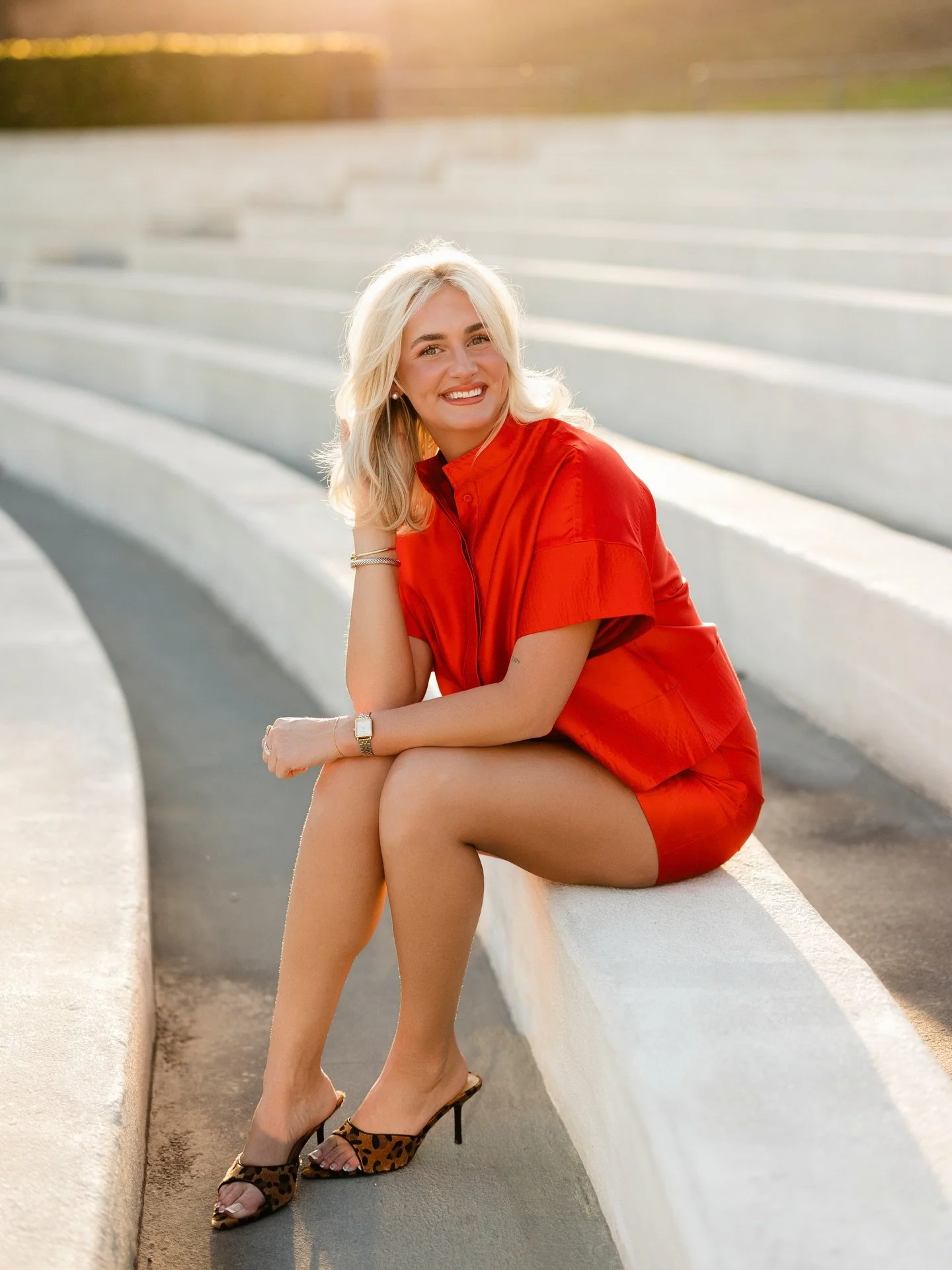 Spring time means sessions on campus &amp; that makes me soo happy!! ✨❤️ This session with @caitlingracebates was SO much fun and we got the best champagne pop shining in the sun&hellip; 

#fayettevillephotographer #nwaseniorphotographer #arkansassen