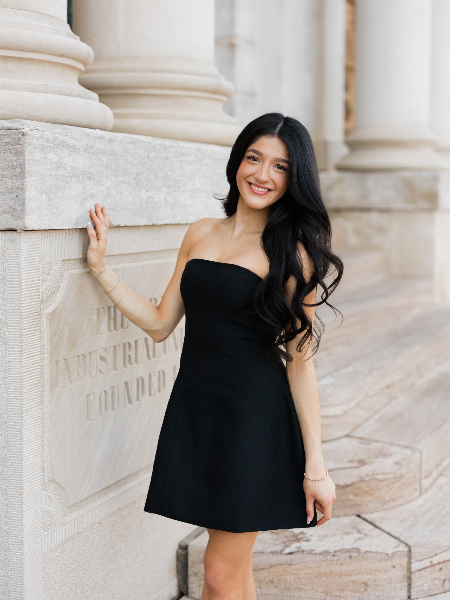 AVERY 🪽🔥✨!! What a joy-filled session with this University of Arkansas senior! You will do BIG things after graduation, friend. 🫶

#nwaseniorphotographer #arkansasseniorphotographer #fayettevilleseniorphotographer