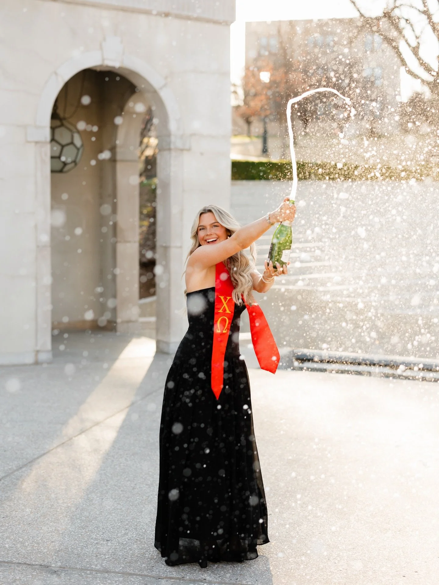 Olivia, are you kidding me!? 🍾😍❤️ Take notes people&hellip; 

#arkansasseniorphotographer #fayettevilleseniorphotographer #champangepop Fayetteville Photographer, cap and gown poses, cap and gown senior photos, college senior photos