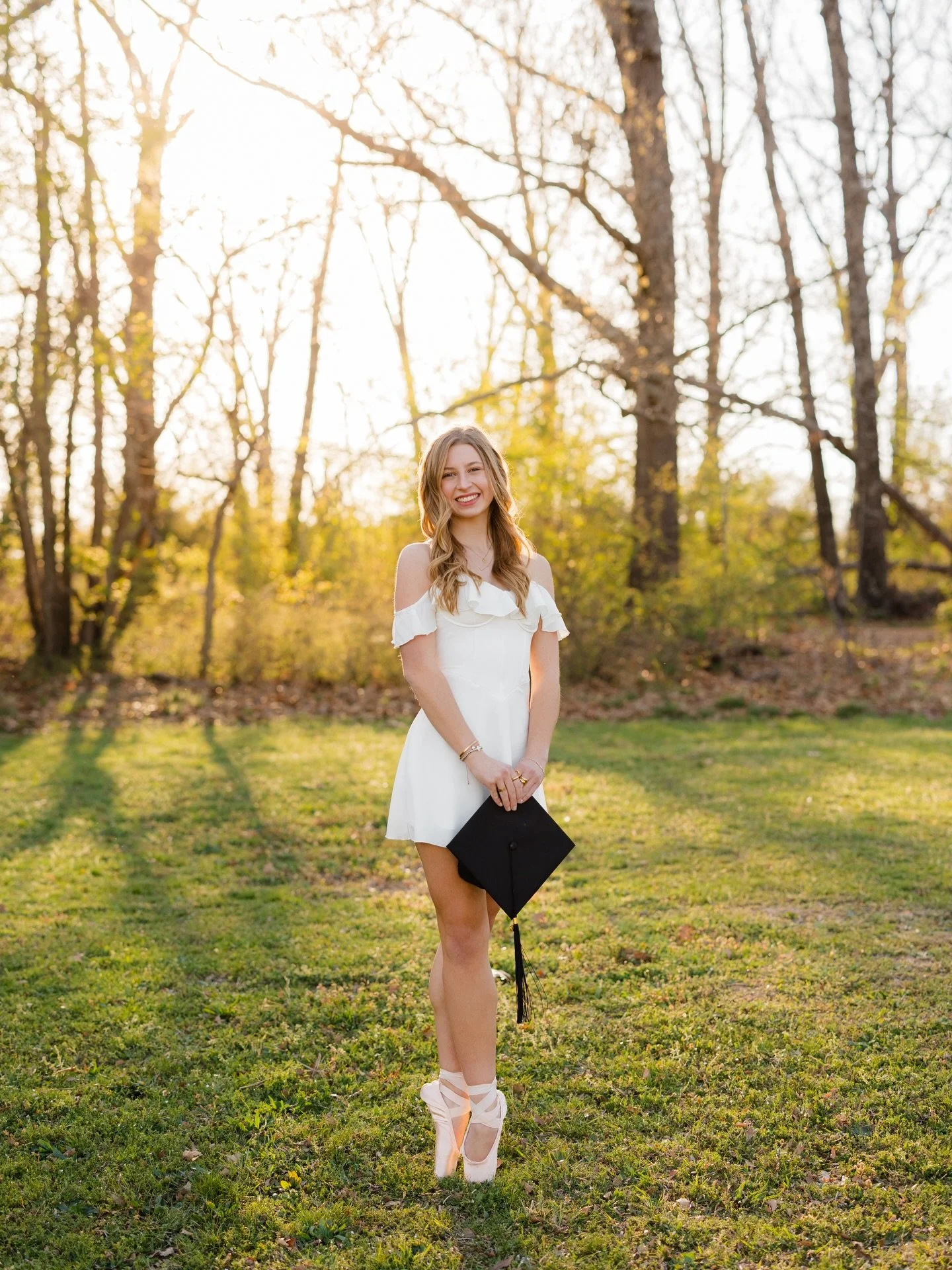 Including what&rsquo;s important to you for your senior photos is a MUST&hellip; 🩰✨ Loved spending so much time with @kaiya.belle this year! 

#capandgownphotos #classof2026 #seniorphotoideas