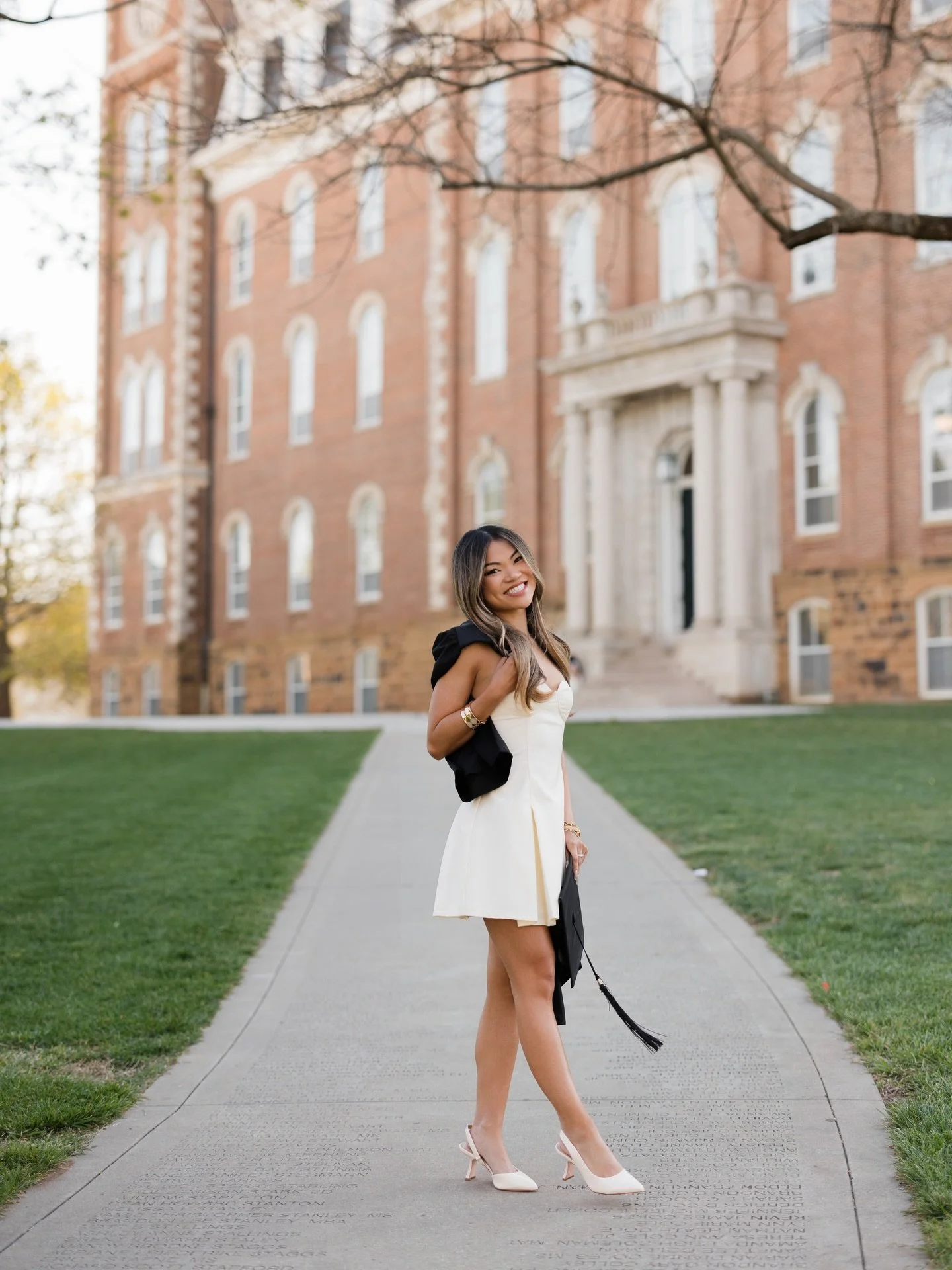 Didn&rsquo;t go to the U of A but I sure feel like it&hellip; 🤭❤️🎓 LOVE MY SENIOR HOGS. @kaleylarue you were so much fun!! 

#fayettevillephotographer #fayettevilleseniorphotographer #arkansasseniorphotographer #oldmain