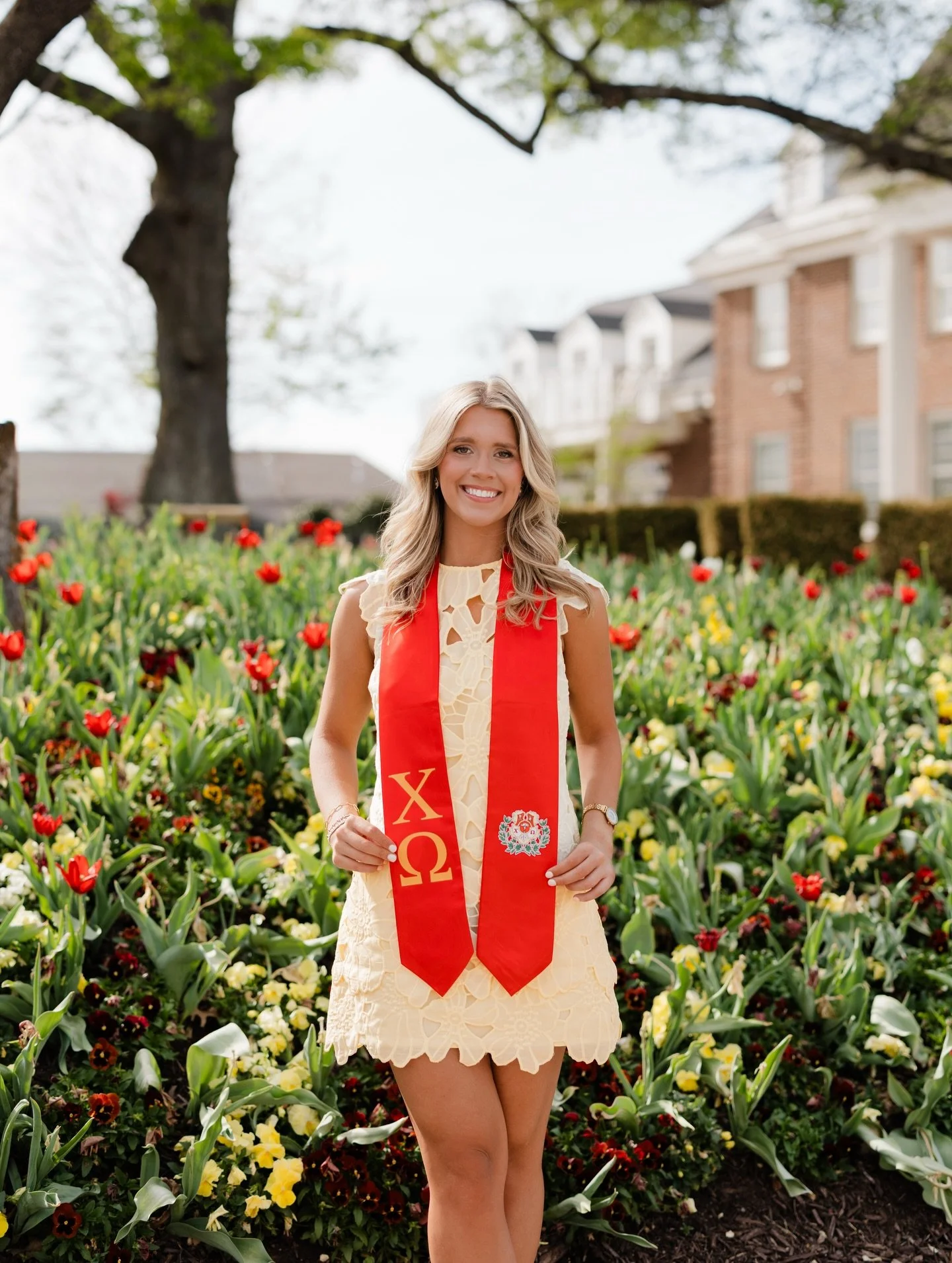 I promise I still (mostly) do high school senior photos BUT April is college month ❤️🎓🥂 I have the best time running around on campus with my seniors!! This Chi O senior wanted tulips and we got them 🤭 

#nwaseniorphotographer #fayettevilleseniorp