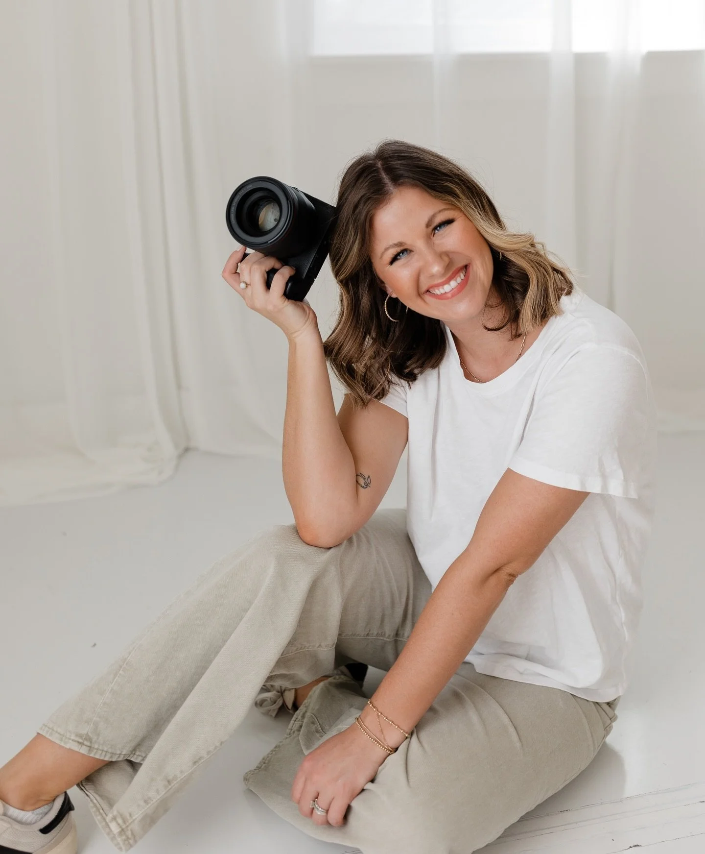 Senior photographer Sunday? New thing? 🤭🫧✨ 

#nwaseniorphotographer #bentonvilleseniorphotographer #fayettevilleseniorphotographer #arkansasphotographer #studioheadshots