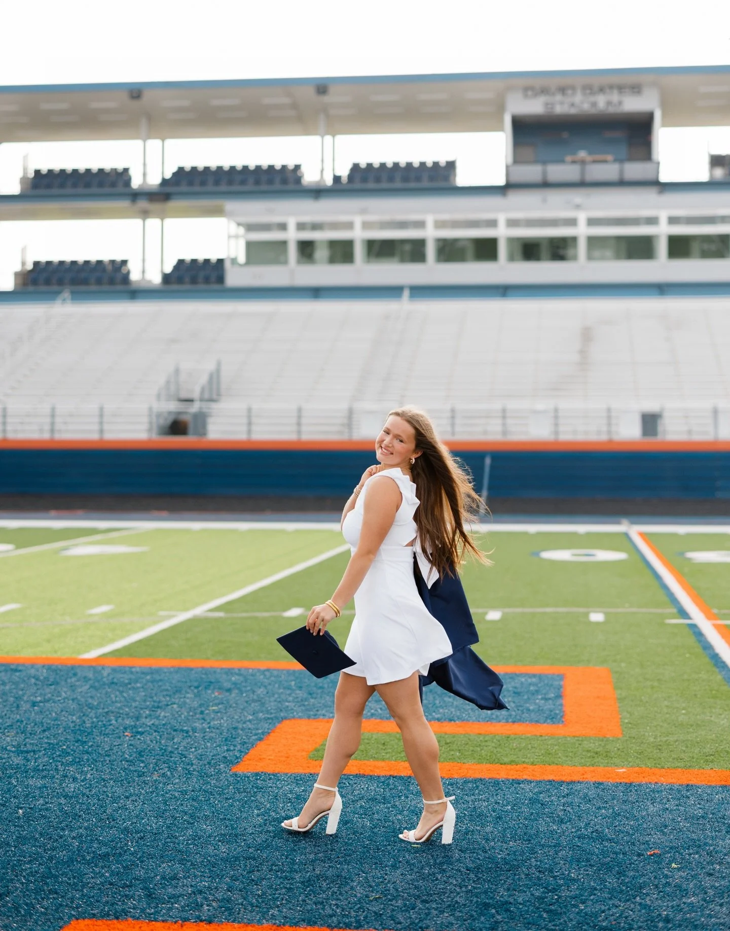 My cute Heritage senior!! 🧡🧡🧡 

#rogersseniorphotographer #nwaseniorphotographer Rogers Photographer, Bentonville Photographer, Fayetteville Photographer, Arkansas Senior Photographer, NWA Photographer