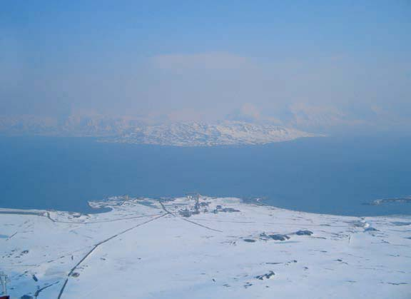 نمایی از ایستگاه زپلین در Ny-Ålesund در Svalbard در بهار 2006. ذرات ناشی از آتش‌سوزی کشاورزی در اروپای شرقی همراه با یک وضعیت آب و هوایی شدید که آلودگی را به قطب شمال منتقل می‌کرد مسئول این…