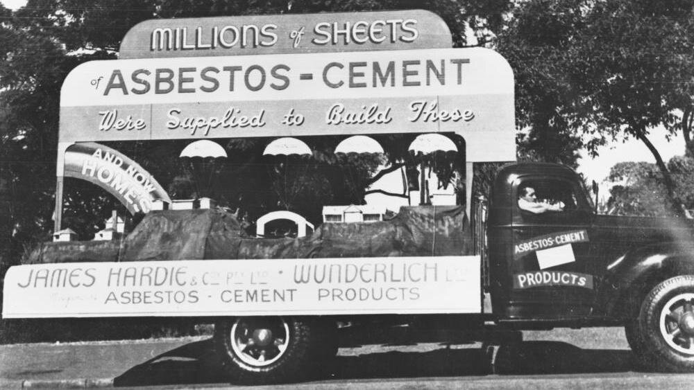 جیمز هاردی و واندرلیچ شناور تبلیغ سیمان آزبست، آماده برای راهپیمایی روز پیروزی در بریزبن، استرالیا در سال 1946. منبع: https://watershedsentinel.ca/articles/poison-pipes/