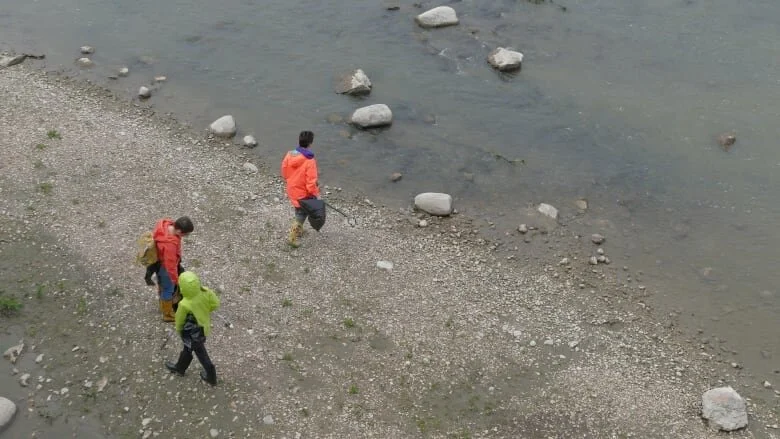 Taking it to the bank: Dozens clean up litter along Winnipeg's Assiniboine River