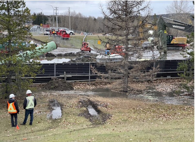 Alberta town trucks in water in case of emergency after sewage leak affects supply