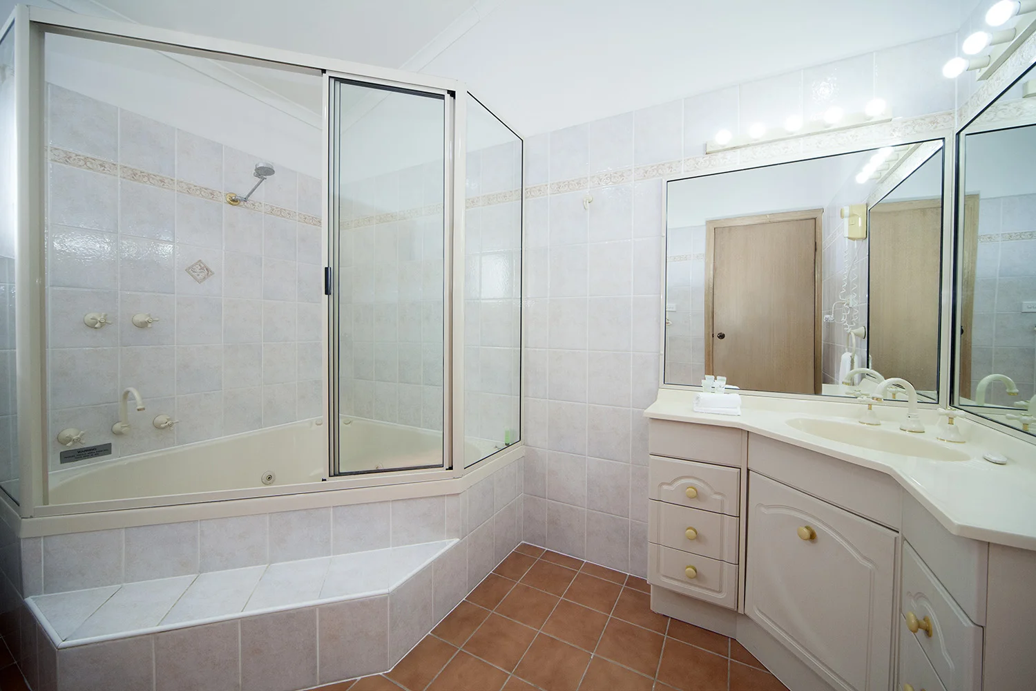Lagoonfront 1 bathroom.jpg
