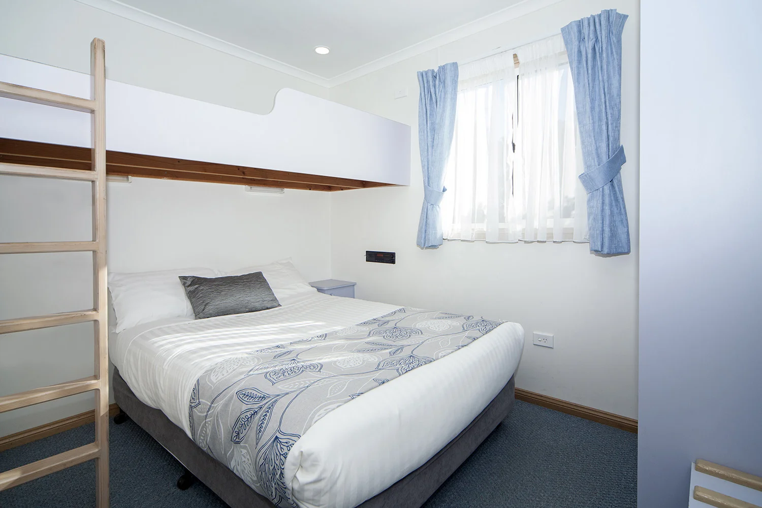 Oceanfront Deluxe, Chalet 10 queen bunkroom.jpg