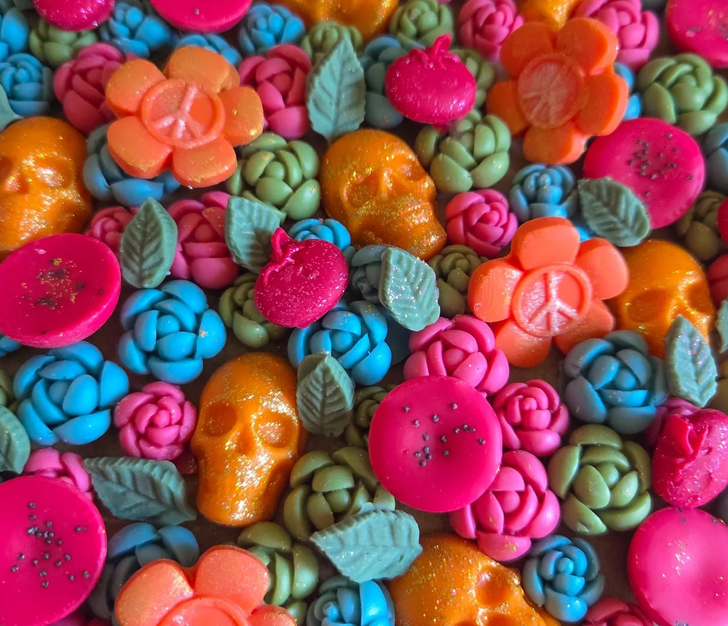 All the pretty wax embeds for the next release ready and waiting to be made into snap bars 😍

#waxmelt #waxaddict #candles #candle #succulents #tomato #skull #glitter #shimmer #homedecor #aromatherapy #pretty #idaho