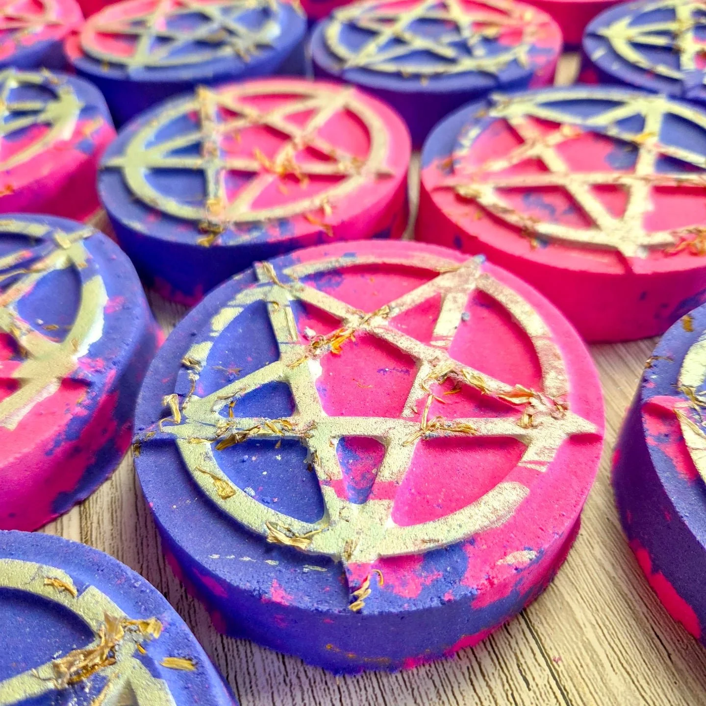 😈Hex The Patriarchy😈 bath bomb is LOADED with color and ready to put on a show!
The scent is reminiscent of an old cottage tucked away deep in the woods. Inside is a colorful witch's apothecary where the delicate scent of rose petals mingle with th