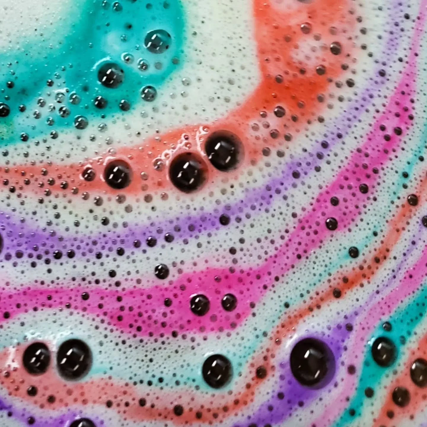 When your bath bomb greets you like a cluster of  jumping spiders.. 😆
How many spoods do you see? 

#bubbles  #bathing #spood #eyes jumpingspider