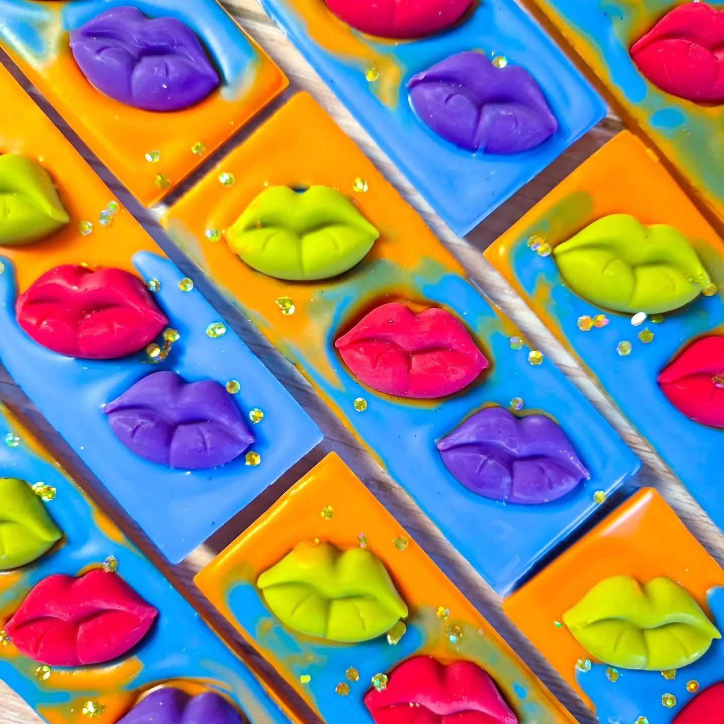 Baby, if you didn't already know about me, now you know🌈
I hope all my rainbow fam across the world are having a fabulous pride month! 

&bull;Born This Way&bull; wax melt is scented in a delicious blend of Cotton Candy Floss + Rainbow Sherbet. 
Www