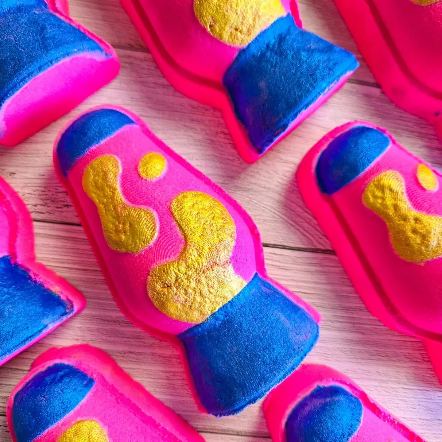 Do you have a lava lamp?
Only 1 Strange Days bath bomb left and now through the end of the month, you can snag it and everything on the website for 20% off! 

Www.rockoilnaturals.com 

#lavalamp #fun #bathbombs
#beauty #lushie