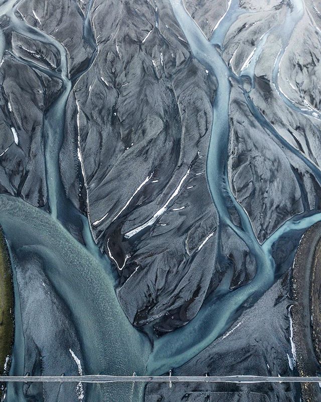 Looking straight down on the glacial run off. Loving the contrast between black volcanic sand and aqua glacial water. &bull;
&bull;
&bull;
#droneoftheday #dji #djimavicpro #djiglobal #dronestagram #dronephotography #quadcopter #aerial #dronestagram #