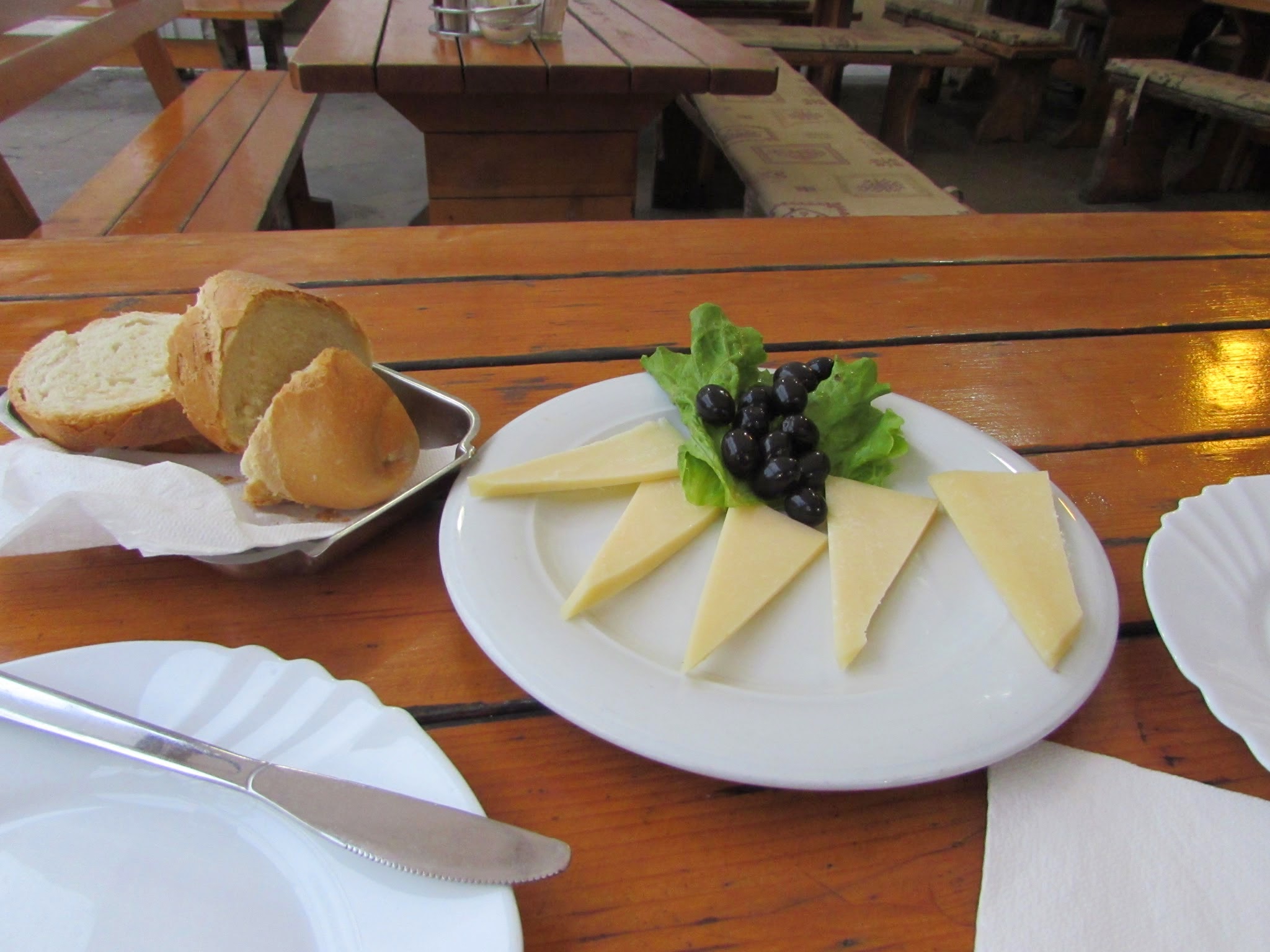 We had an appetizer of sliced cheese and Croatian olives with bread at Buffet Fife in Split.