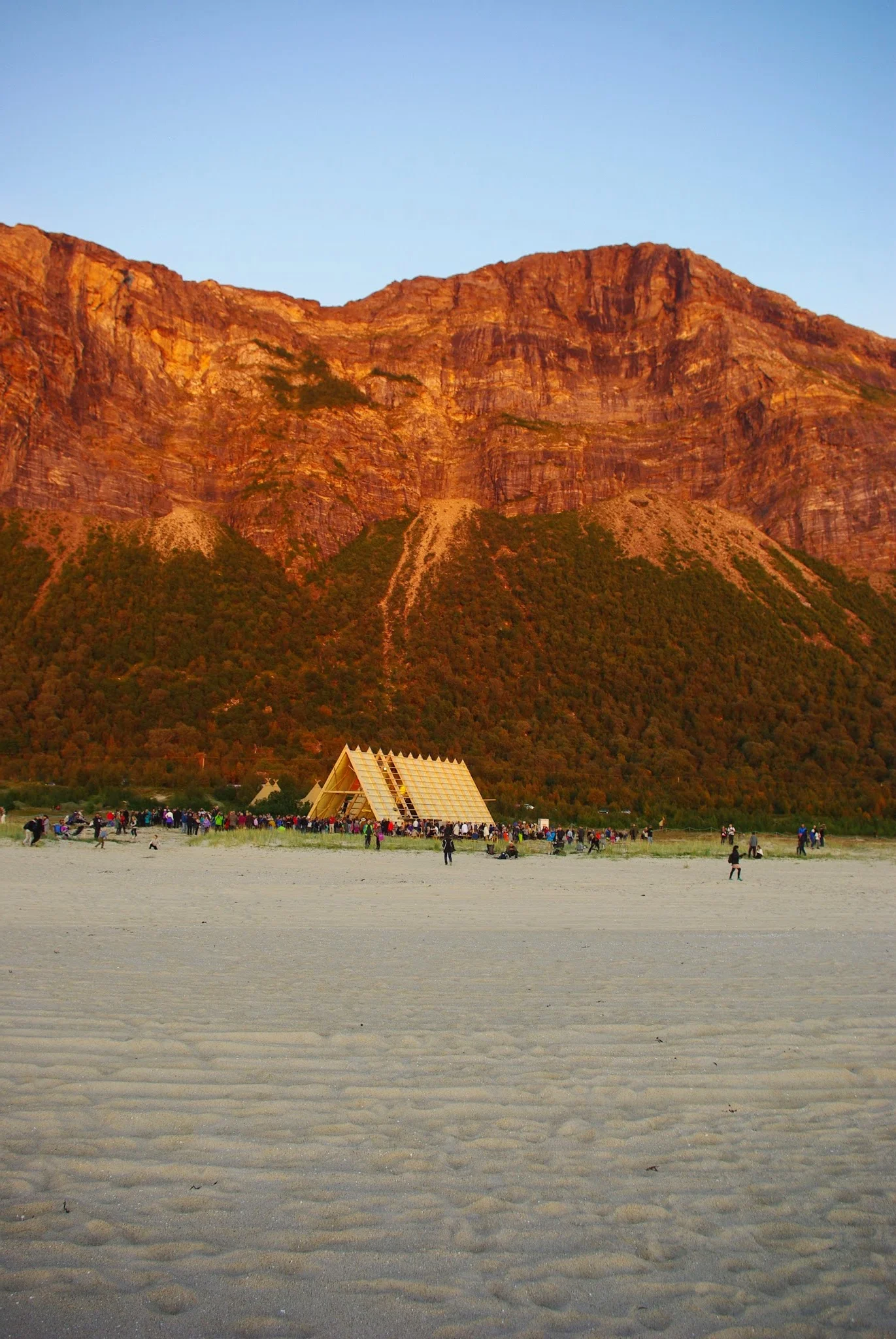 Sandhornøya mountain, with the SALT siida concert hall visible below it.