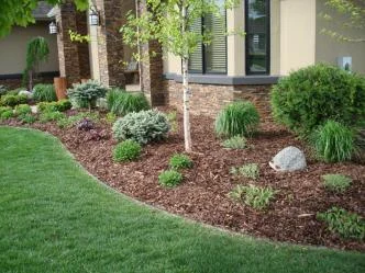 mulch front lawn.jpg