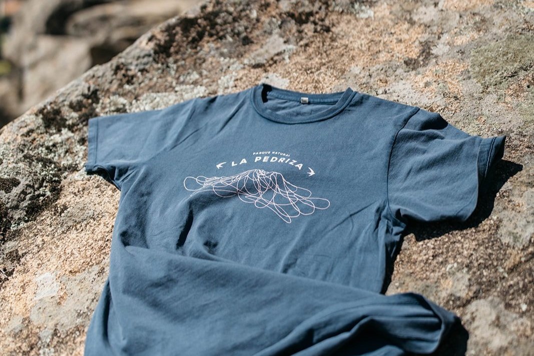 El diseñador de camisetas que homenajea a la sierra de Guadarrama