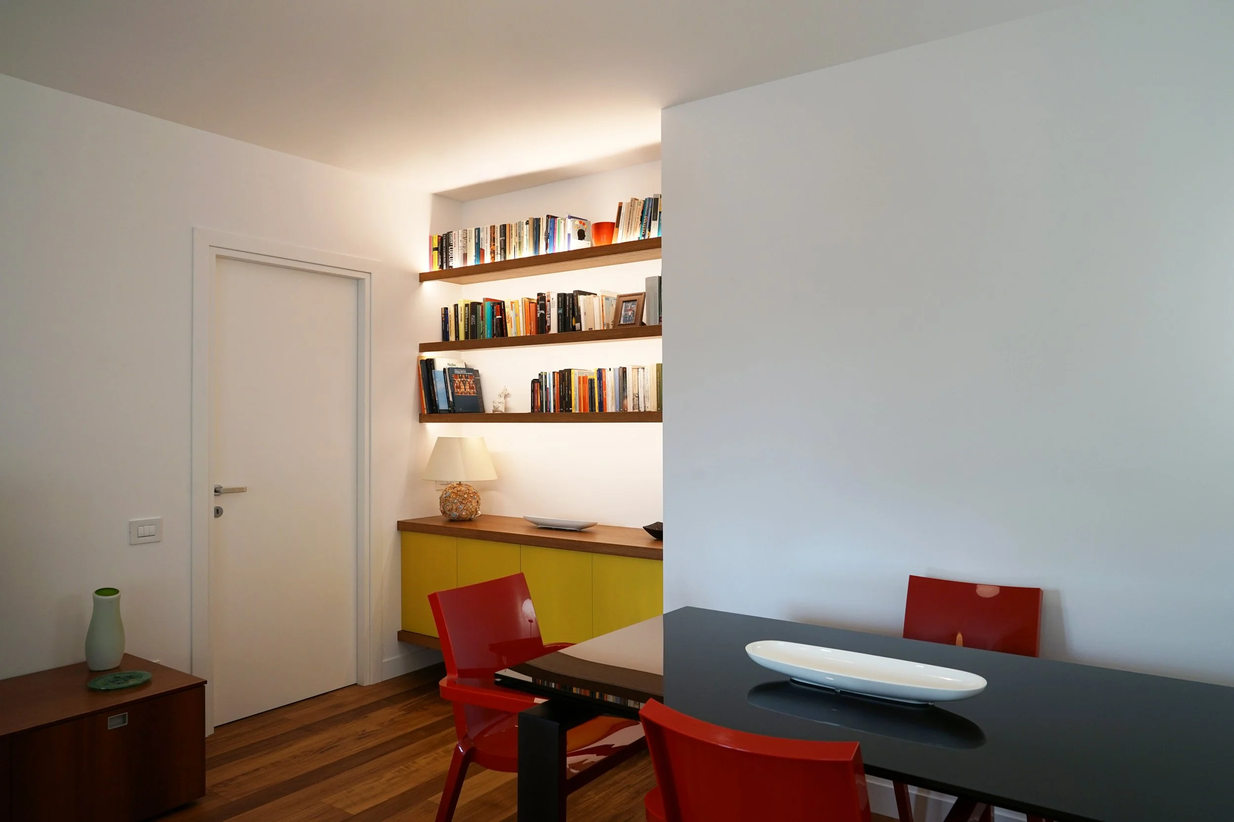 casa-diciotto-soggiorno-mobile-libreria-illuminazione-quartu-santelena.jpg