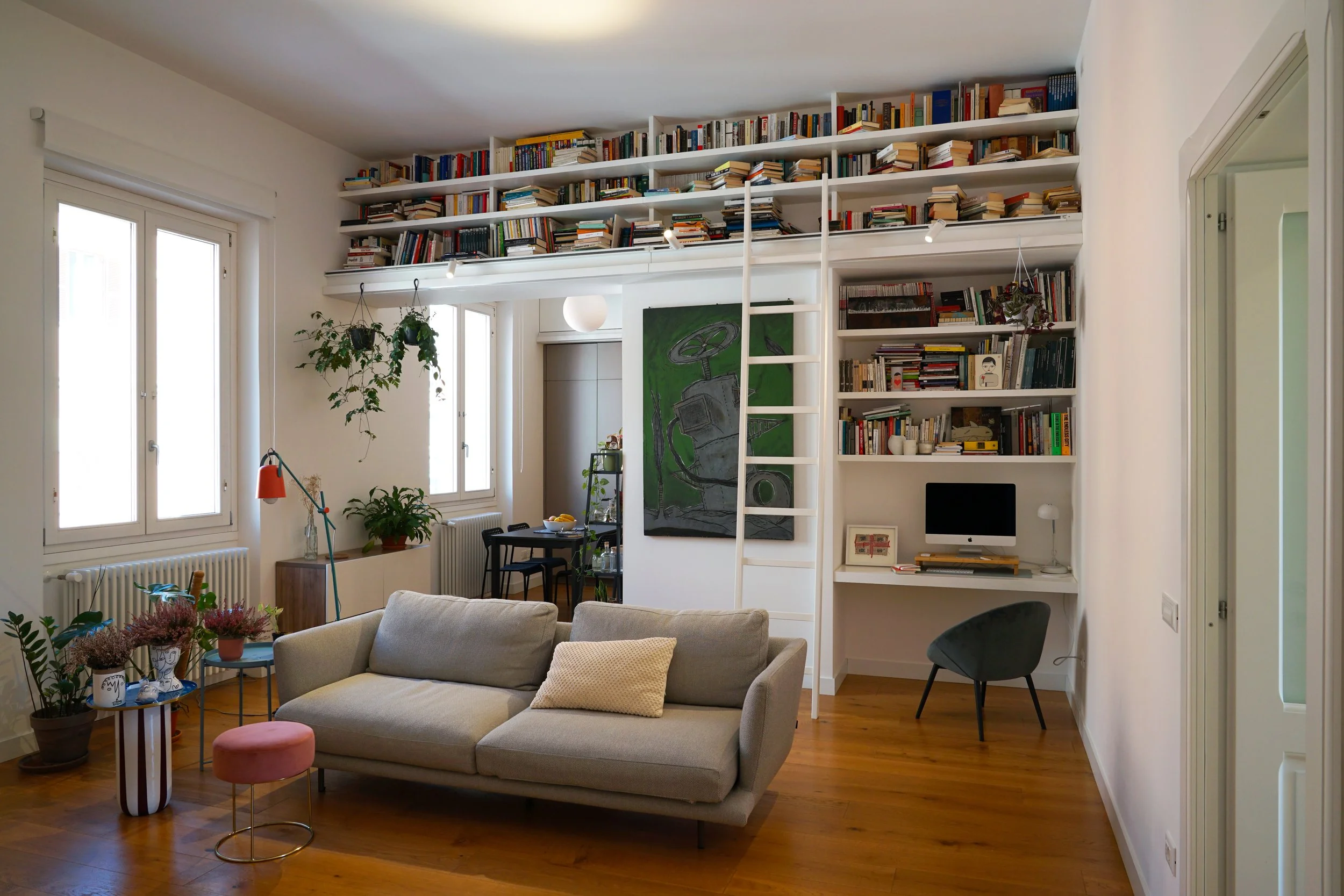 casa-quindici-soggiorno-libreria-postazione-lavoro-luce-naturale-cagliari.jpg