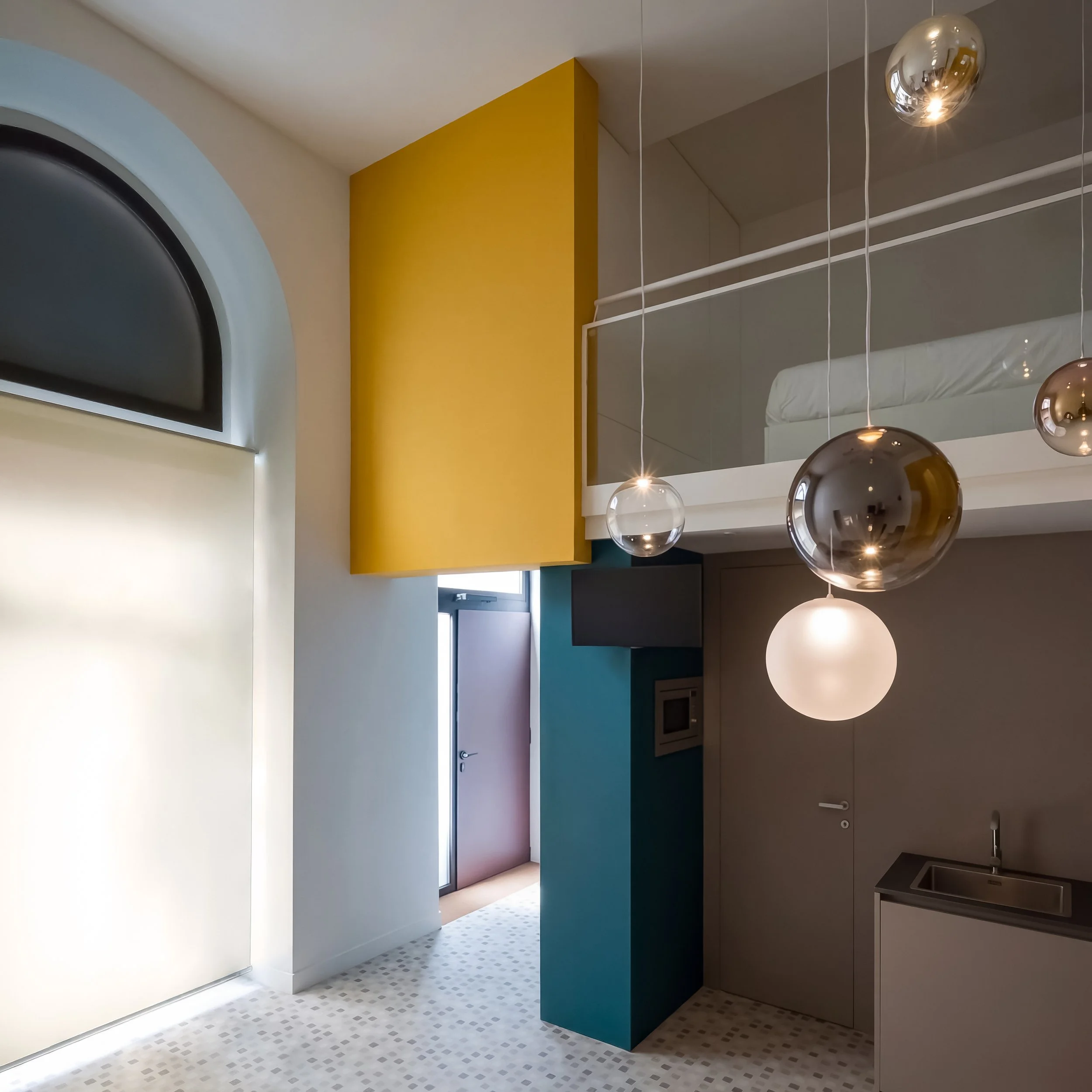 farina-loft-copertina-zona-giorno-setti-colorati-cagliari.jpg