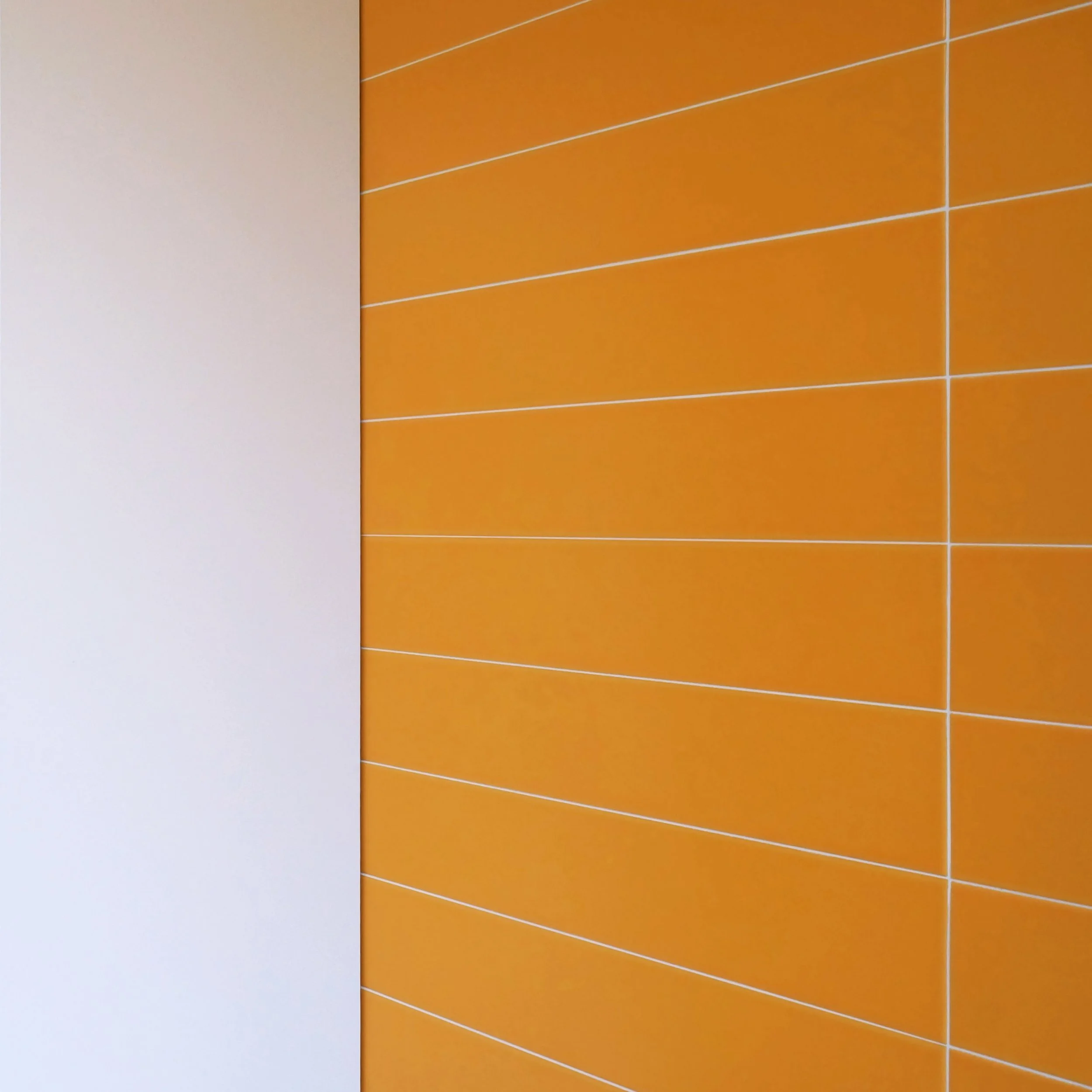 Dettaglio rivestimento Cesi color vanadio nel bagno con lavanderia, ristrutturazione appartamento anni '80, Casa Diciotto Quartu Sant'Elena