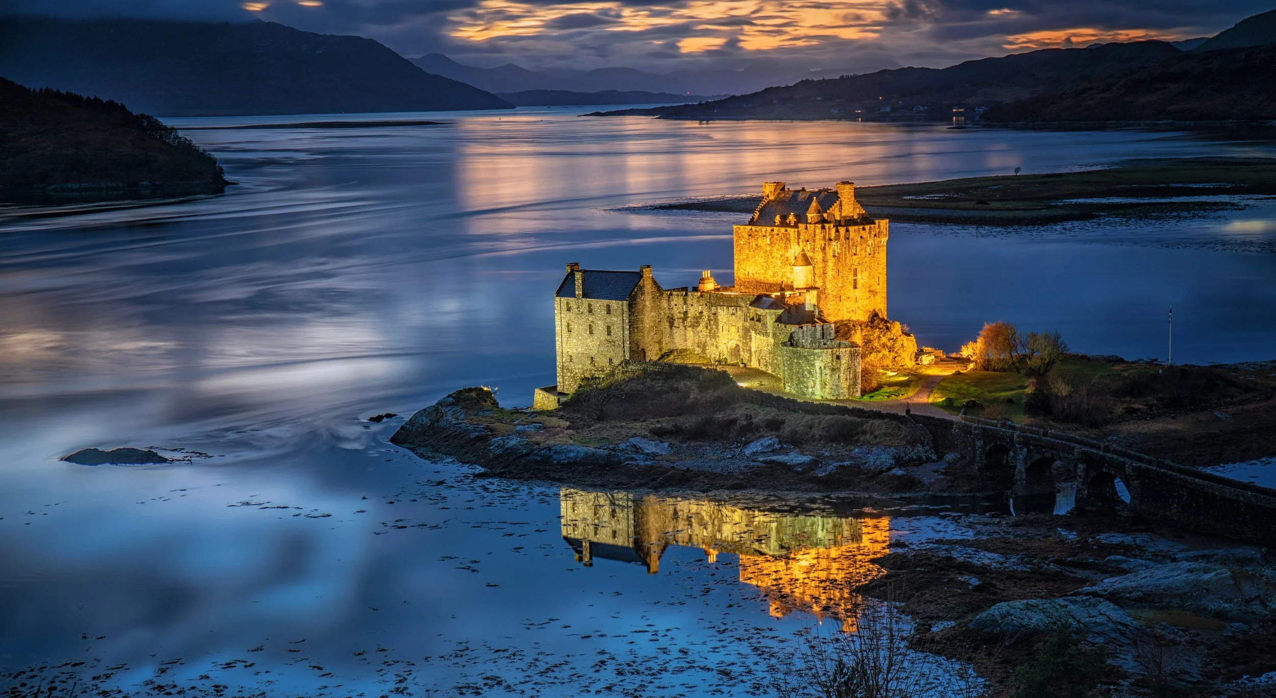 Eilean Donan lit up.jpg