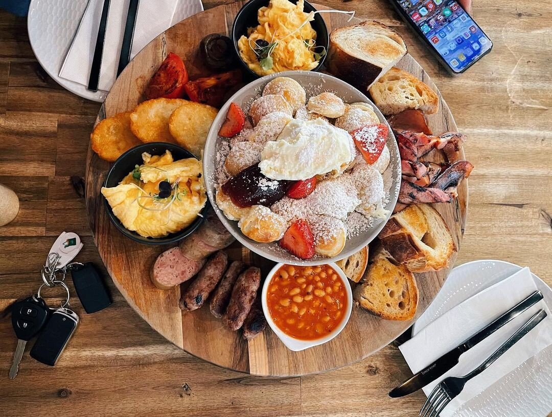 🙌 Start your day the right way! Breakfast platter anyone?
Reposting: @l.lachesis.l 
🌤 ☕️ 🚗
🄷🄰🅅🄸🄽🄶 🄰 🄶🄾🄾🄳 🅃🄸🄼🄴
First stop at Geelong
#escapetrip #breakfastplatter 
#thevillagedoor #thevillagedoorgeelong #geelong #breakfast