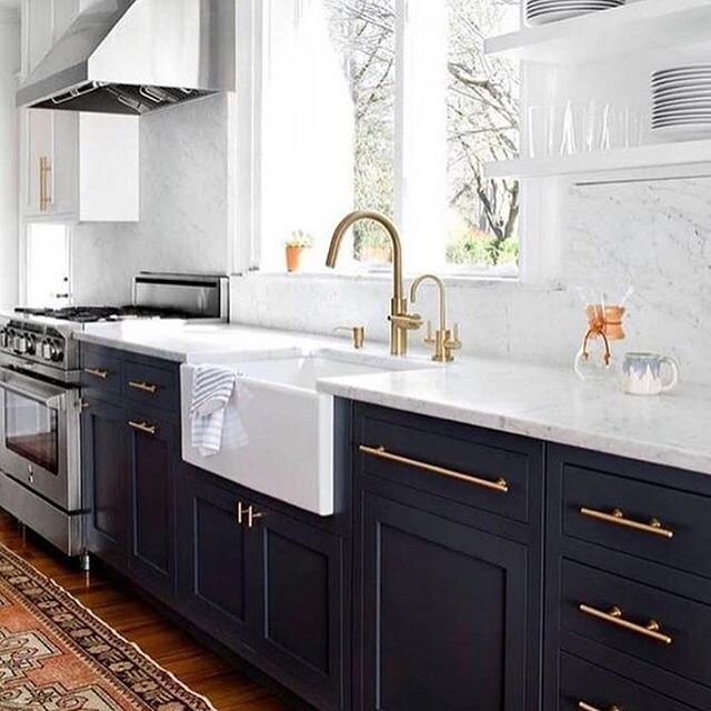 All cleaned up and ready to sell! We are here to help you move forward with our Remote Staging Services
.
.
.#homestagingtips #homestagingsells #propertystyling #propertystylist #blackkitchencabinets #blackandwhitekitchen #stager #realestatetips #kit