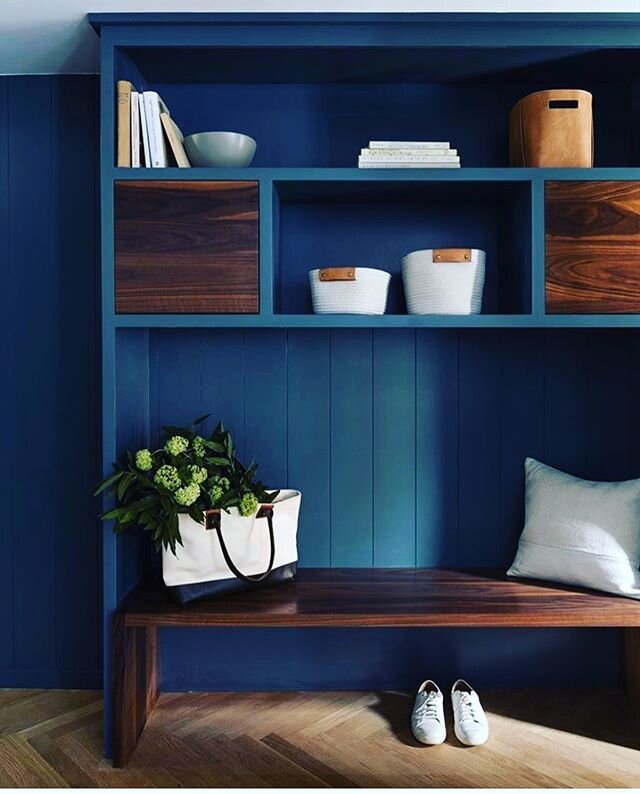 Keep it Calm, Cool &amp; Collected......
Organized spaces creat a sense of clarity and peace of mind. We are here to help you make it happen.
.
Design @elainensantos .
.
#mudroom #organizedhome #organizedliving #entrywaydecor #interi&oslash;rstyling 