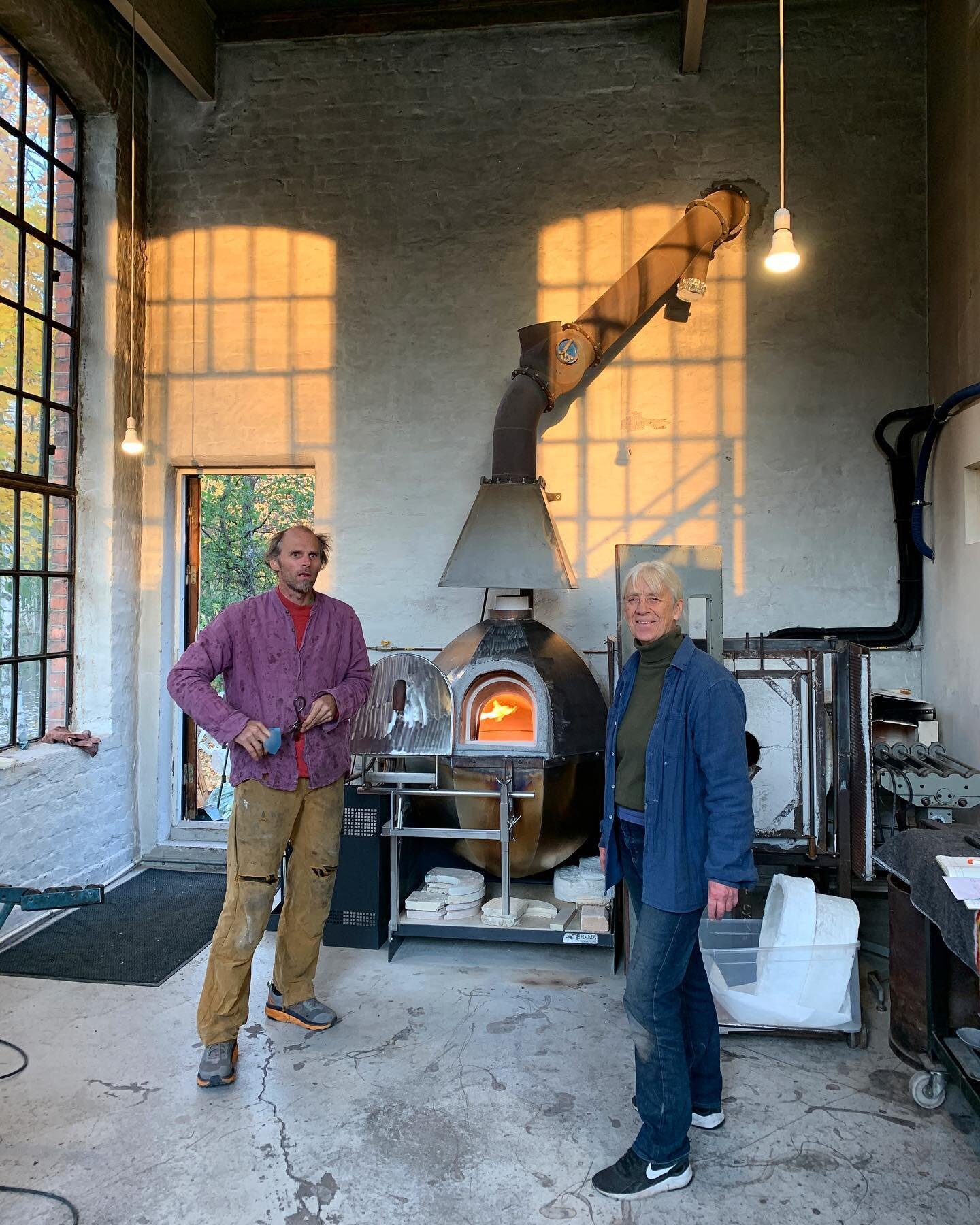 Glassblåserne Pål Roland Janssen og Karen Klim fyrer opp ovnen og holder den varm helt opp mot jul #palrolandjanssen #karenklim  #glassblåsing  #frysjakunstnersenter #glassblowing #kunstneratelier #kulturetatenoslokommune #kunstarbeid