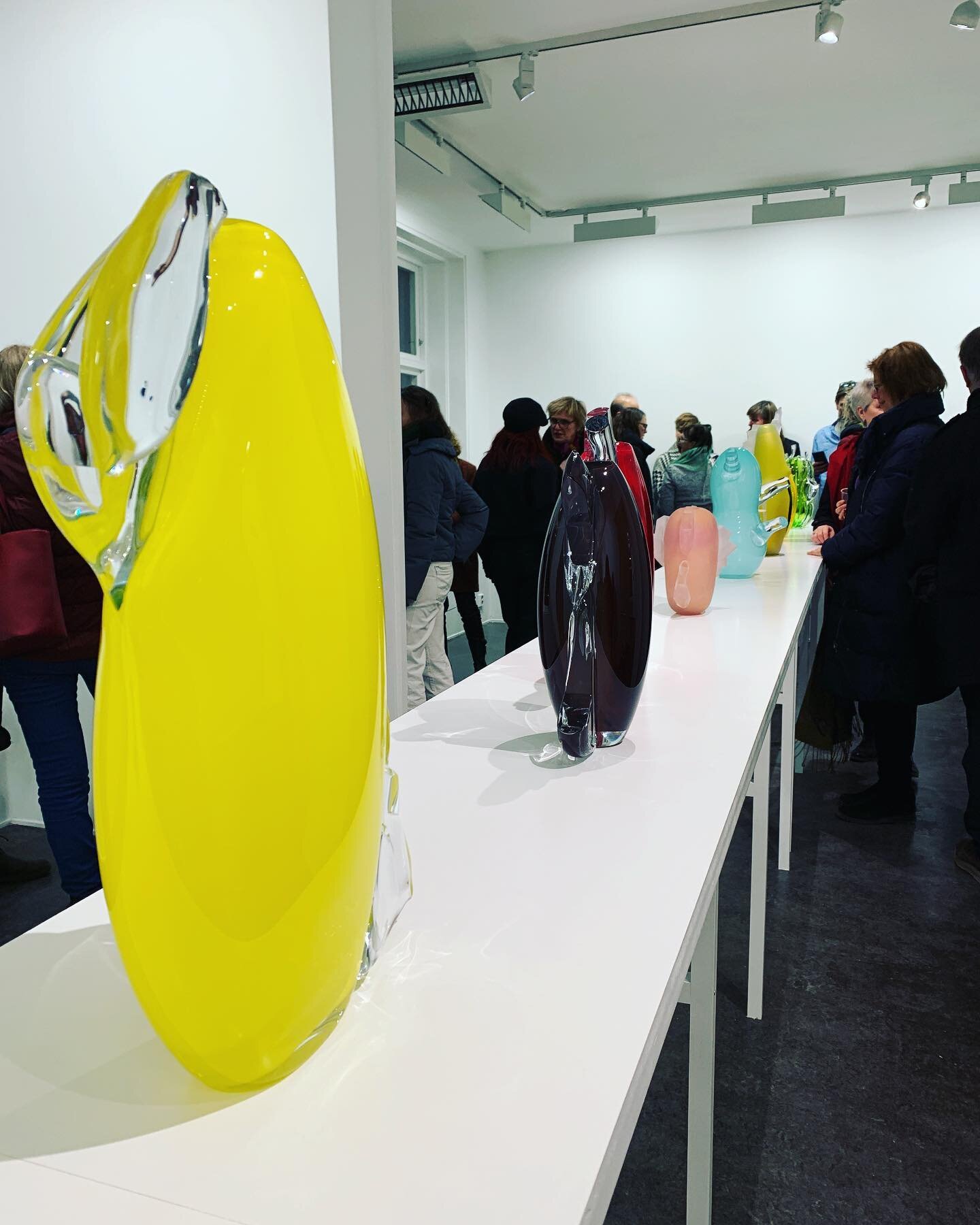 G&aring; ikke glipp av Karen Klim sin eminente utstilling p&aring; Kunstnerforbundet 27.02-04.04  Karen Klim har hatt glassverksted p&aring; Frysja siden 1978 #karenklim #nyefortellinger #glasskunst #kunstnerforbundet