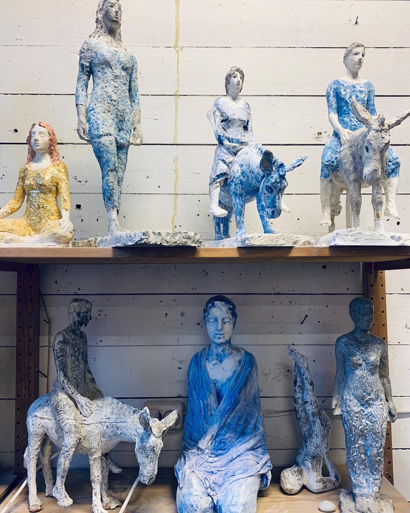 En skulptur til jul? Julesalg p&aring; Frysja 7. og 8. desember 12-17. Her et utvalg av Nina Dues flotte skulpturer #frysjakunstnersenter #ninadue #julemarked #oslokommuneskunstneratelier