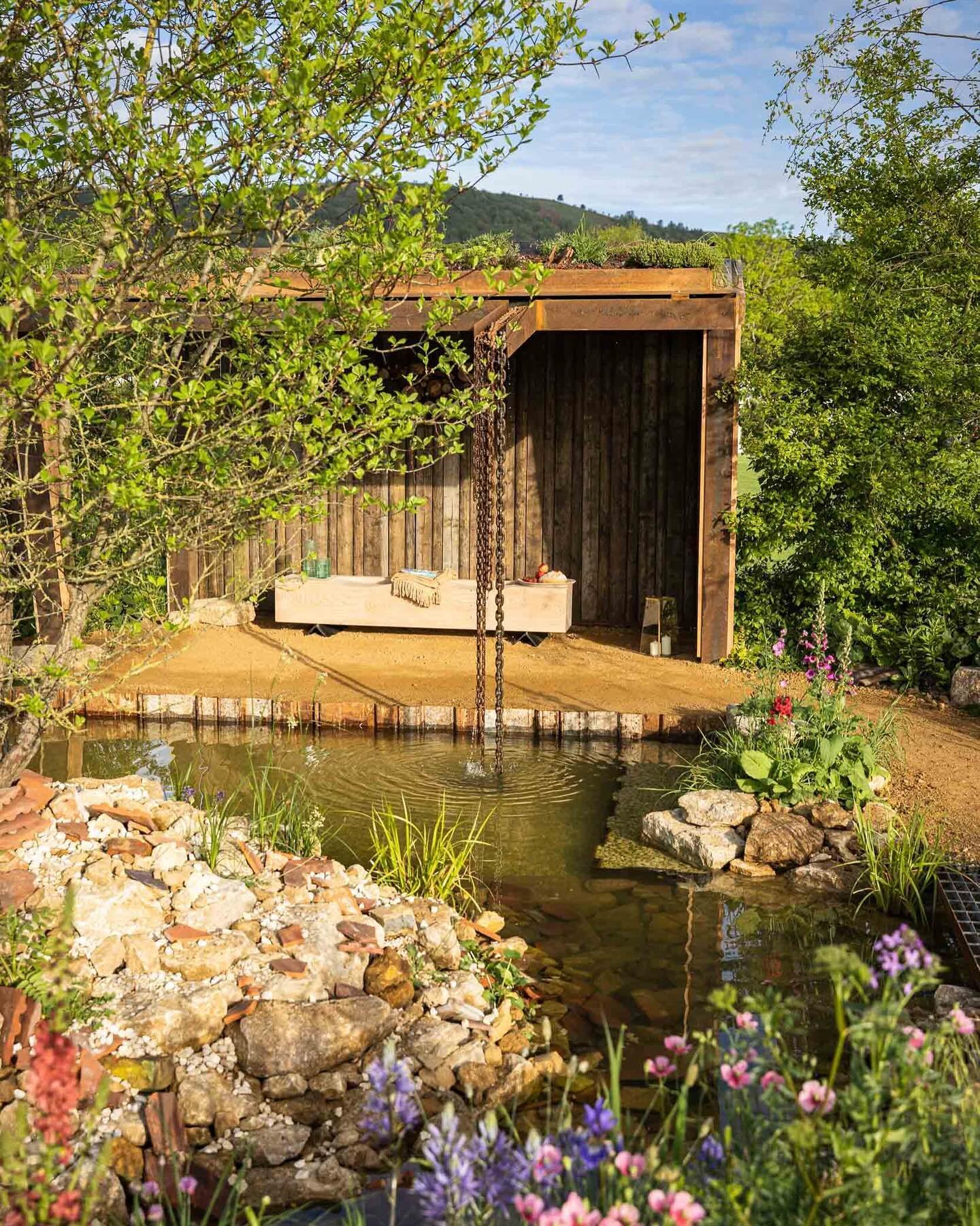 It&rsquo;s not long now until #RHSMalvern2024 and I can&rsquo;t wait to see all the gardens again this year @malvernshows 
These images are of the amazing Wilder Spaces garden designed by @jamielanglandsgardens and built by @oxfordgardendesign.co.uk 