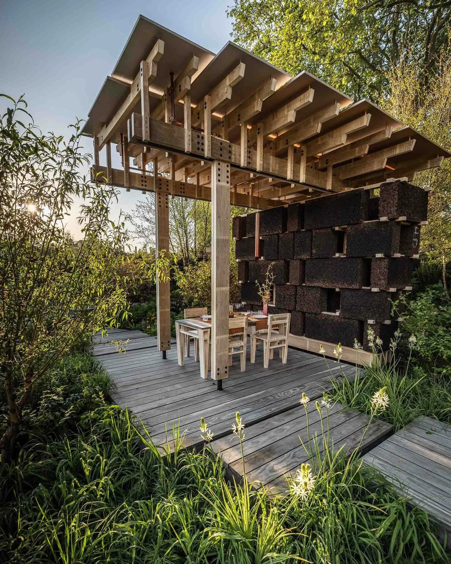 One of my favourite gardens at this years @the_rhs Chelsea Flower Show was this beautiful garden for the @nationalautisticsociety designed by @sophieparmenterstudio and 
@didomilnecollaborates of @cskarchitectsuk built by @landformuk @markgregoryland