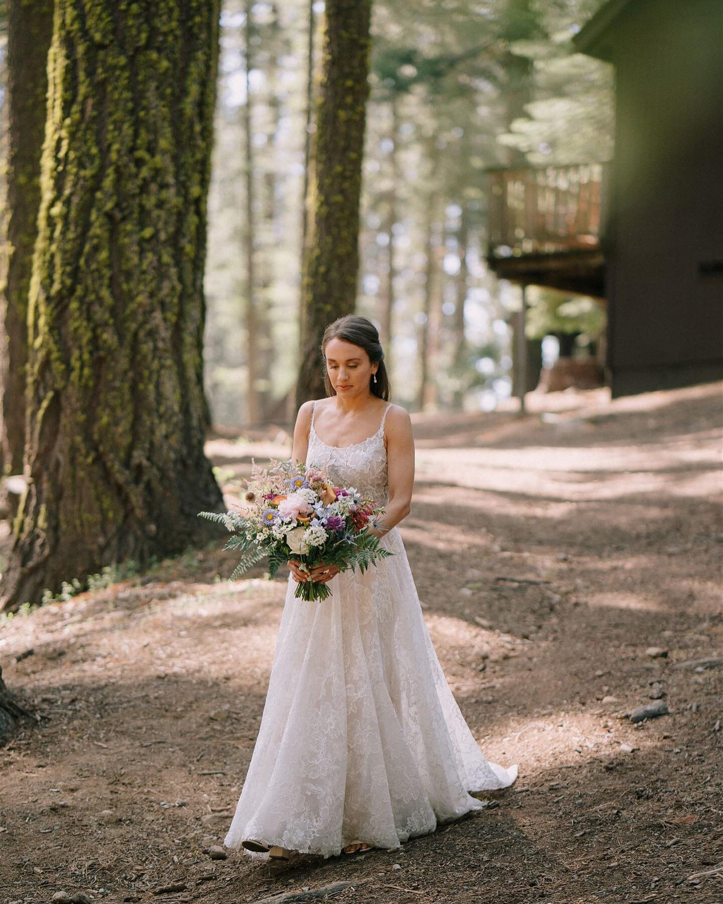 Elizabeth and Alex we absolutely loved being a small part of your big day! 🤍

Wishing these two all the happiness going forward in their lives together 💜

📸: @purpleashphoto 
💐: @sweetlilacsstudio 
🏠: @pinecrestchalet 
📝: @keydetailsllc 
🍽️: @