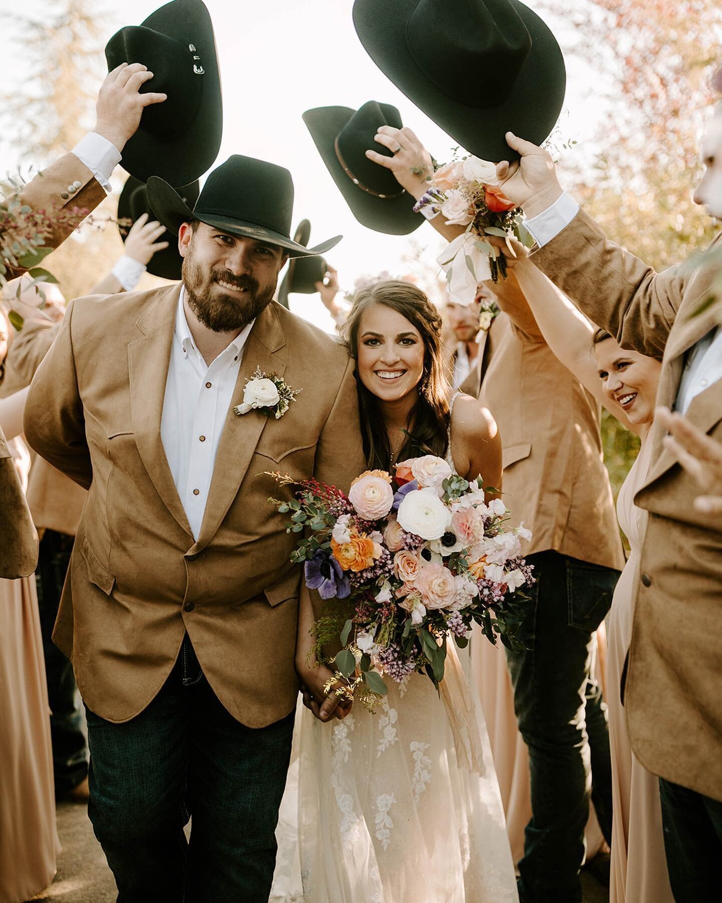 I could spend all day looking at all of the beautiful reception details from The Riner&rsquo;s wedding 💜 so dreamy! 

And that caaaaake is just 😍😍😍

📸: Brittany Nichole Lowe Photography
💐: @sweetlilacsstudio 
🏠: @unionhillinn 
🍽️: @perfectday