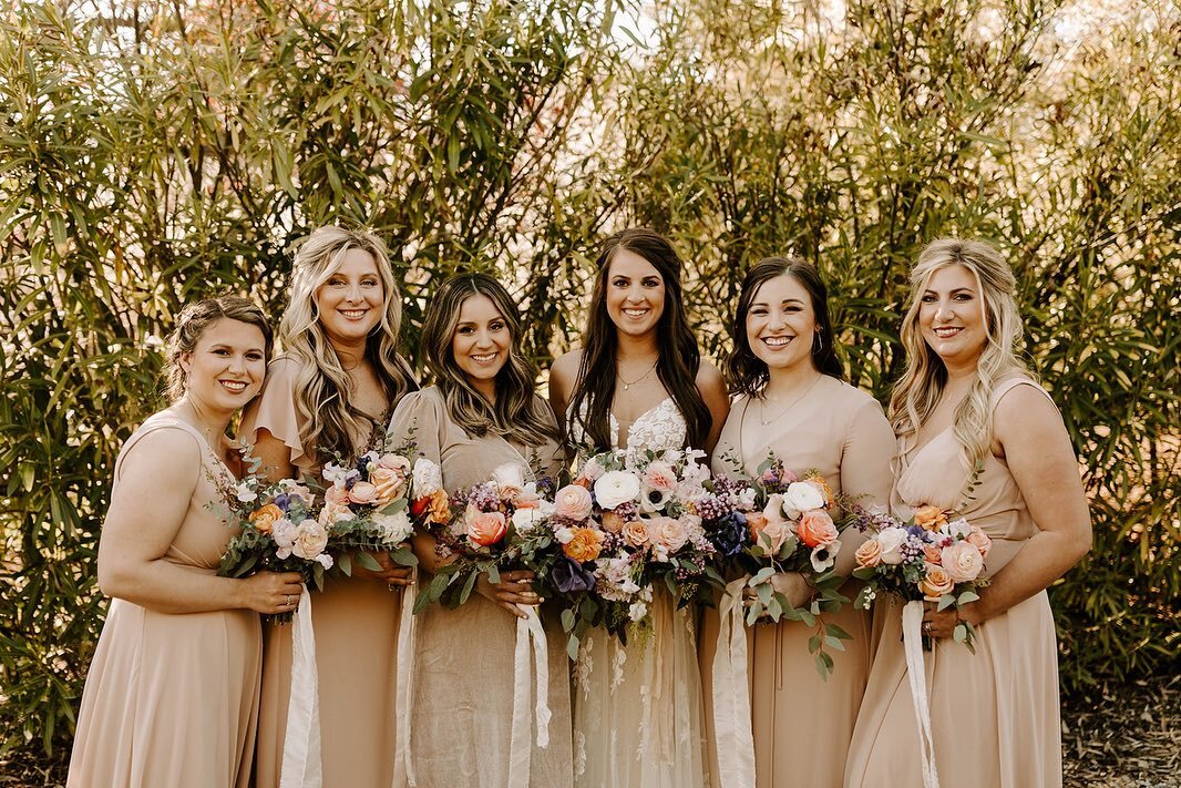 What a fun wedding party!! I don&rsquo;t know about you, but I think the girls rocking the cowboy hats wins!! 

📸: Brittany Nichole Lowe Photography
💐: @sweetlilacsstudio 
🏠: @unionhillinn 
🍽️: @perfectdaycatering 
🍰: @delish.simply 
📝: @anocca