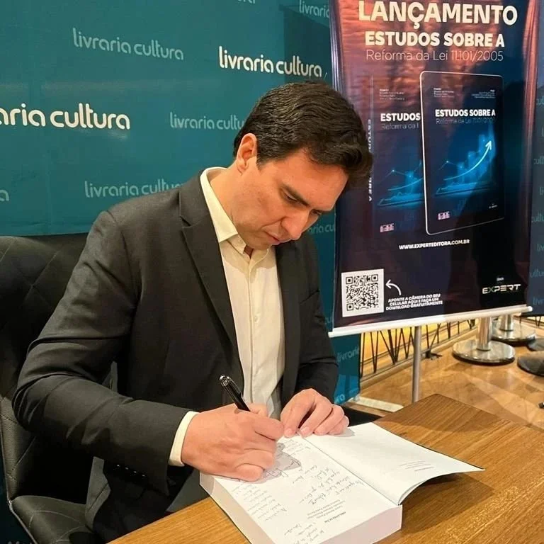 Foi lançada oficialmente, obra coletiva da qual o nosso sócio-diretor, Dr. Fernando Pompeu Luccas, é um dos coautores, intitulada "Estudos sobre a Reforma da Lei 11.101/2005".