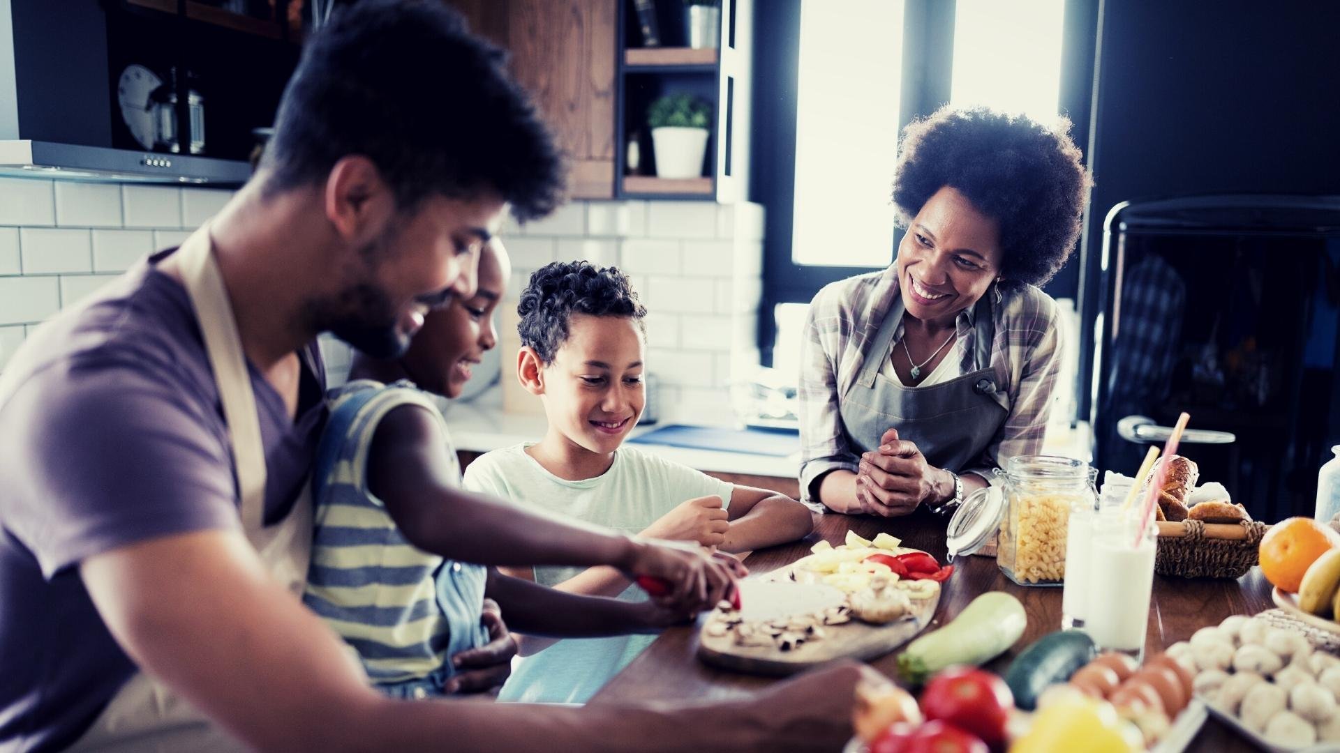   A NEW RELATIONSHIP WITH FOOD  LEARN ABOUT MINDFUL NUTRITION 