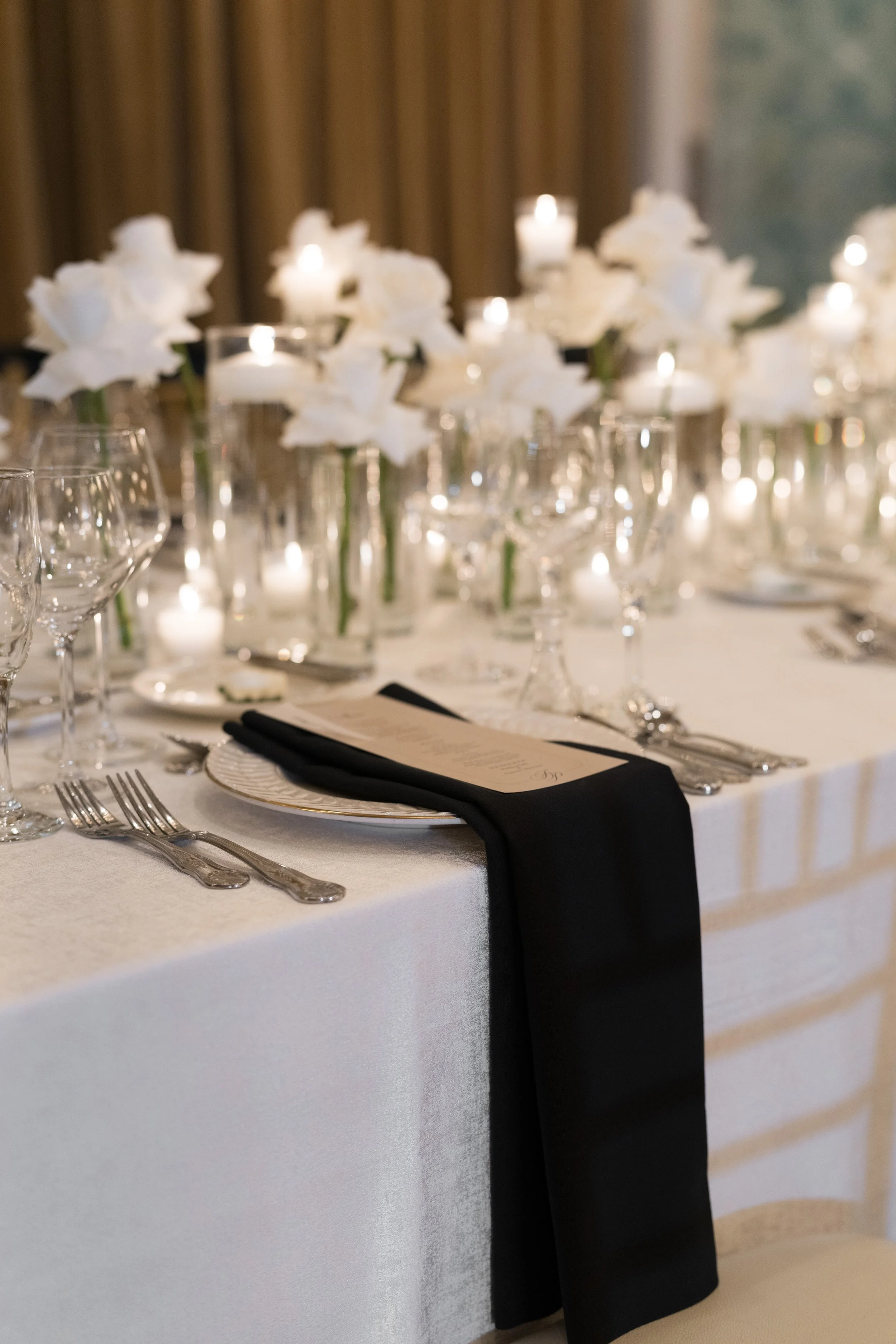formal-winter-wedding-place-setting.jpg