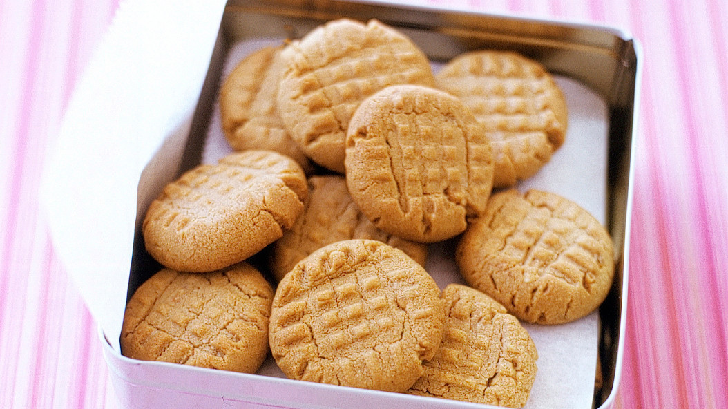 peanut-butter-cookies-a100600_horiz.jpg