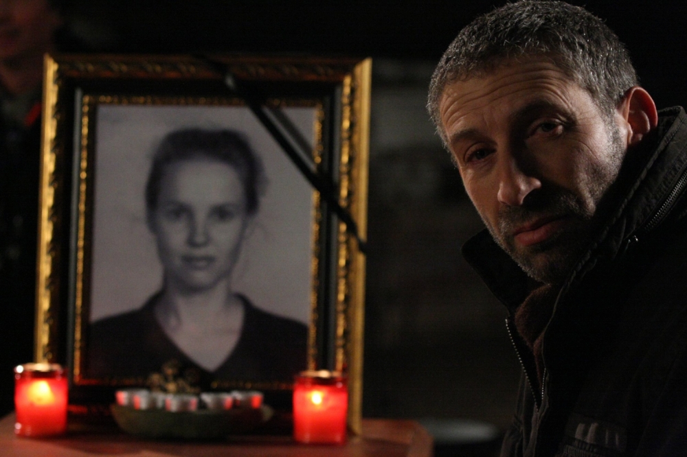 Mark Ivanir as the Human Resources Manager with the late Yulia Petracke