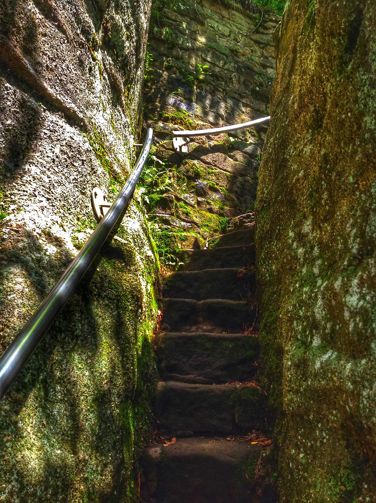 Stairs at Rimrock Overlook leading you up through the large boulders.