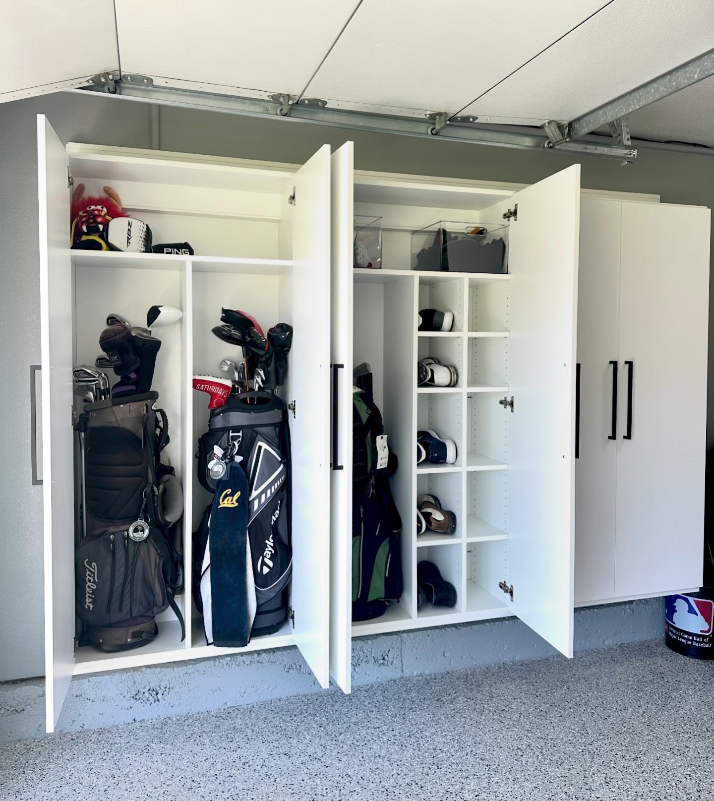 Garage ⛳️ Goals brought to you by @_alwaysorganized &amp; @closet_factory
Walls finished, cabinets installed, new bins, fresh epoxy floors, junk removal, donations, THATS HOW YOU DO IT 😍

______________________________
Gina LaRocca, CPO and Owner
𝘈