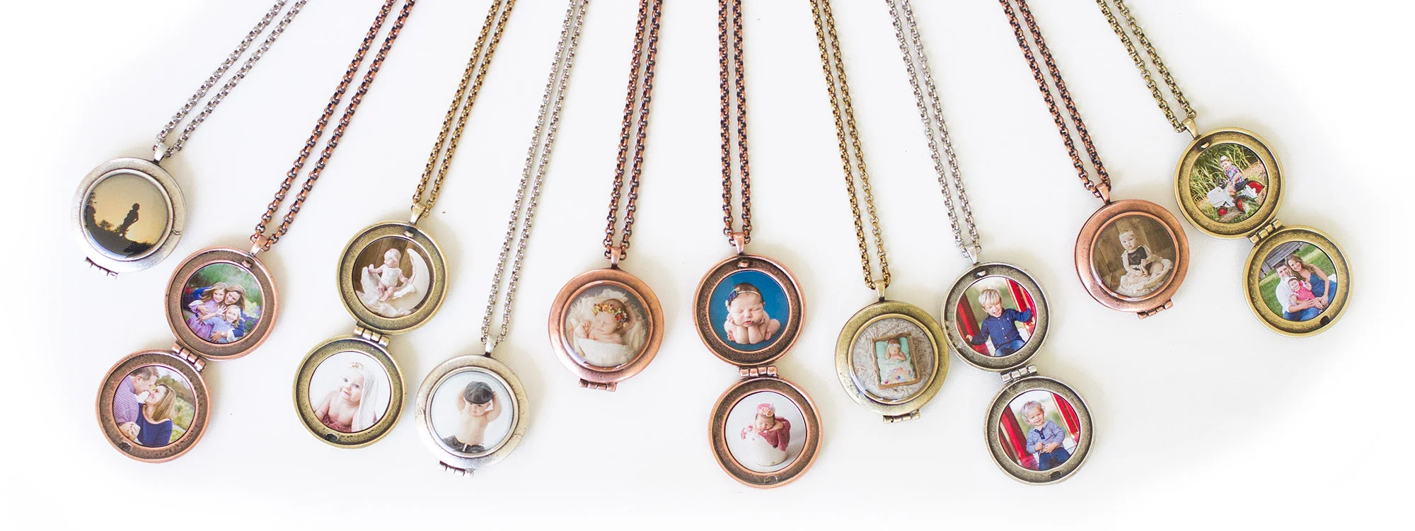 picture of chasing lockets and keychains with photos in them for photography clients near dorchester nebraska photographer kelsey homolka nerud