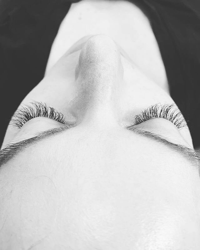 Have you ever wanted to go to sleep and magically wake up with gorgeous lashes?! I can tell you how... A couple of weeks ago I was invited to @thelashloungewaverly to get a full set of volume lashes - I&rsquo;ve been dying to try them, I honestly did