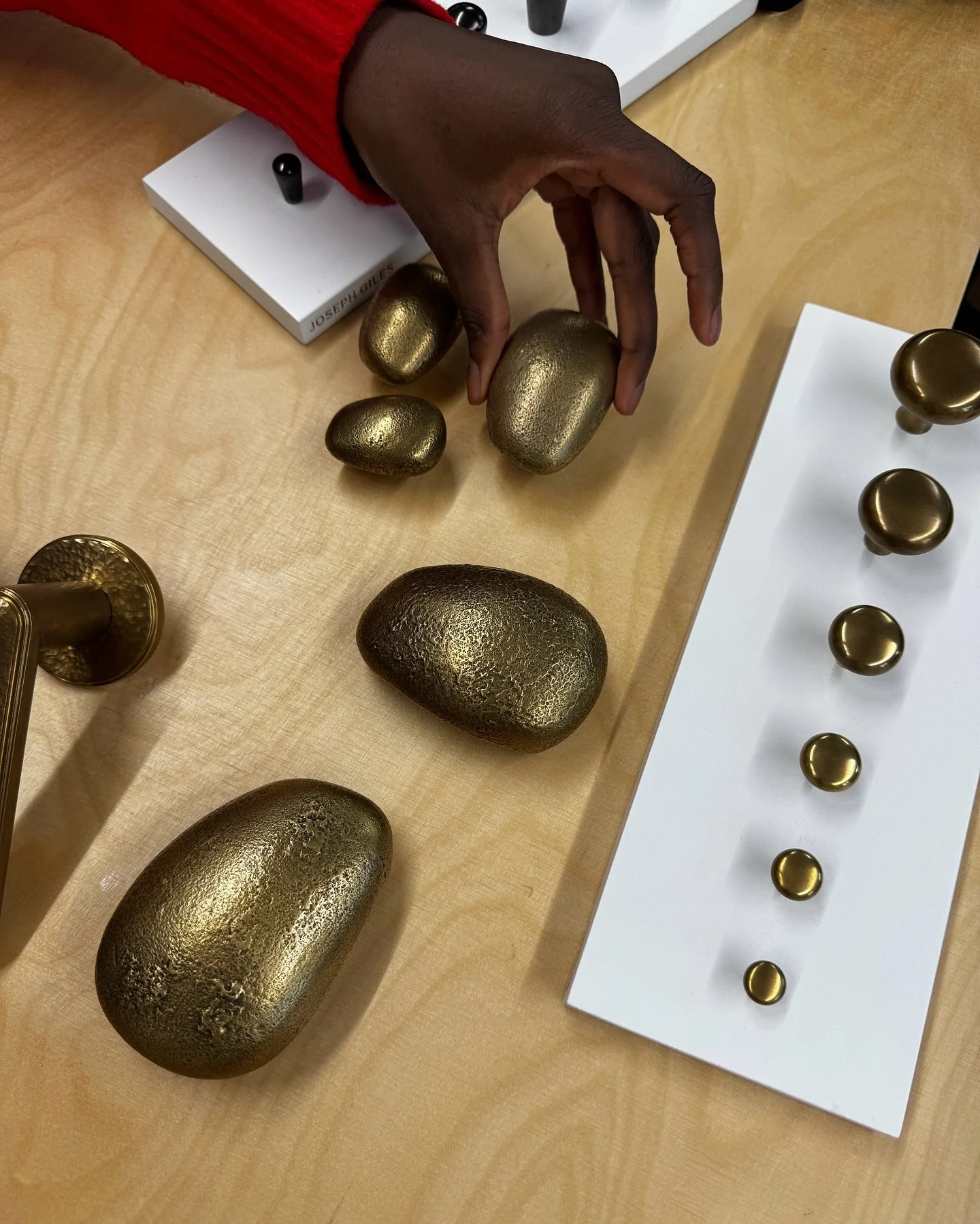 Studio visit with @josephgilesltd, British designers and manufacturers of luxury architectural hardware, where we focused on handles and knobs...each piece crafted with remarkable attention to detail. ✨
We explored their latest collections (some bea